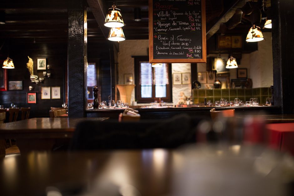 Arras Intimate Table Seating